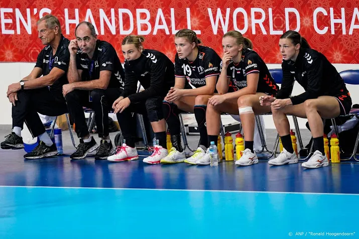 handbalsters nog steeds in wachtkamer