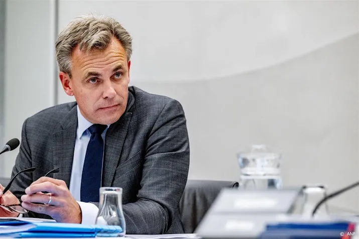 harbers we gaan terug naar 440 000 vluchten op schiphol