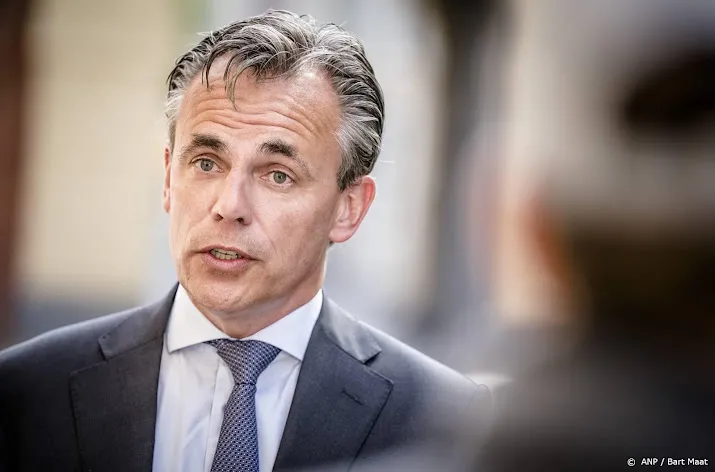 harbers wil niet dat weggebruikers dupe zijn van ziek personeel