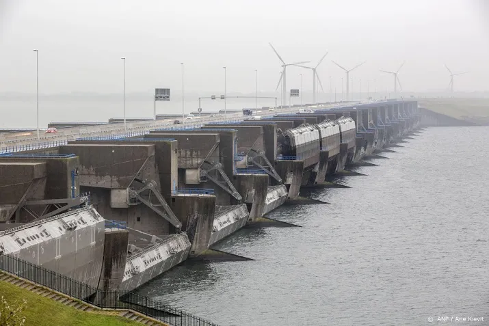 haringvlietsluizen op een kier om rivierwater te spuien