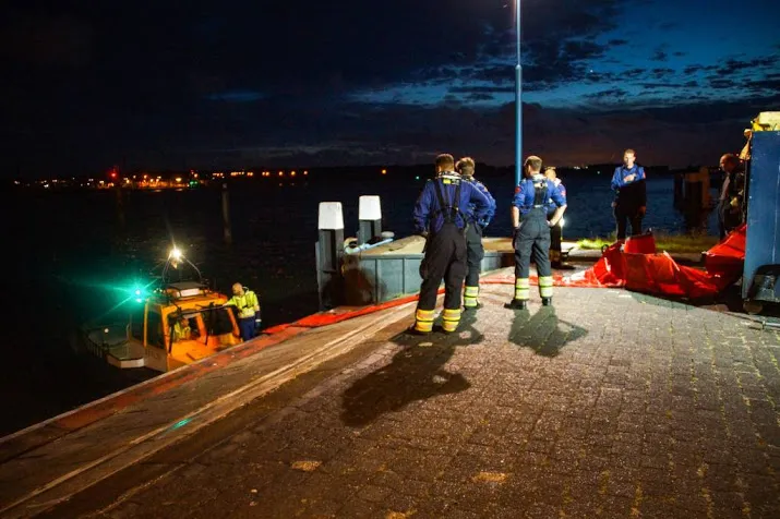 helft gelekte olie haven rotterdam geruimd