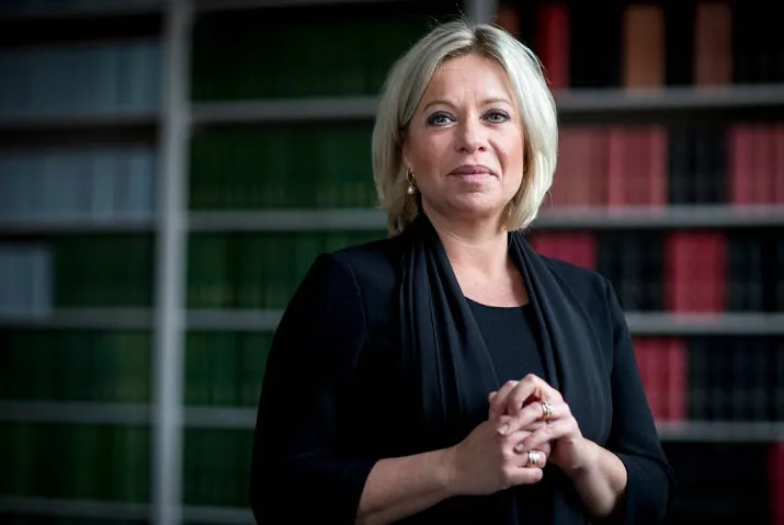 hennis vertrekt uit kamer gaat naar irak