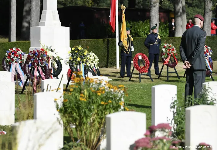 herdenking op airborne begraafplaats oosterbeek weer besloten
