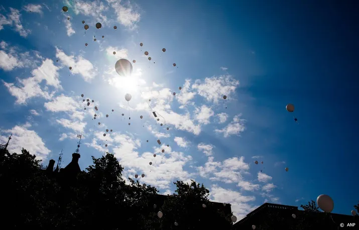 herdenking srebrenica met 33 witte ballonnen