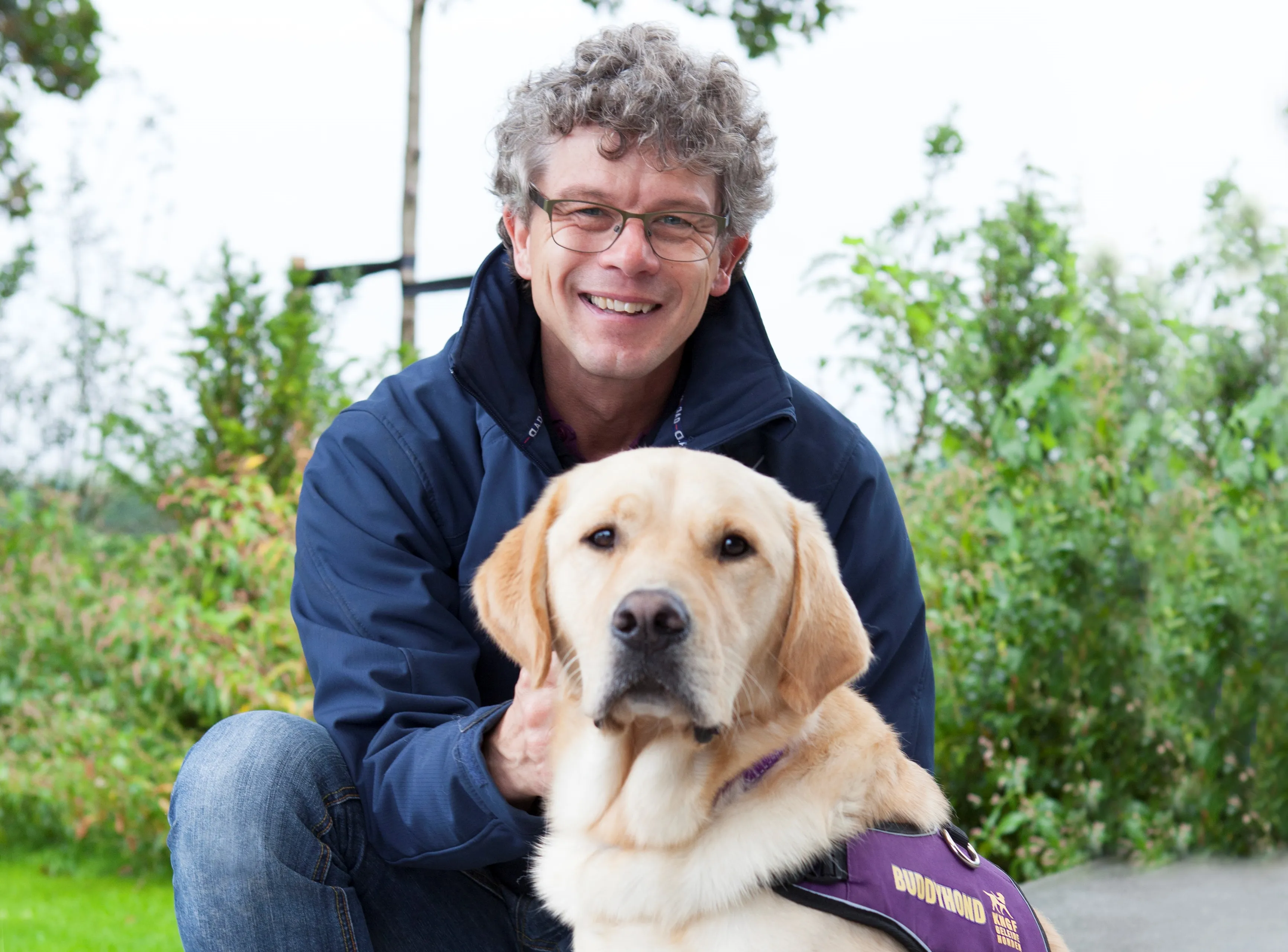 herman pestman met buddyhond in opleiding1