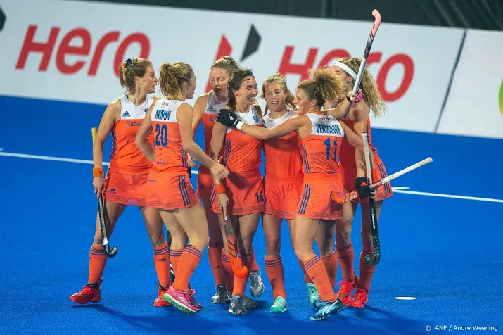 hockeyvrouwen en mannen beginnen met winst