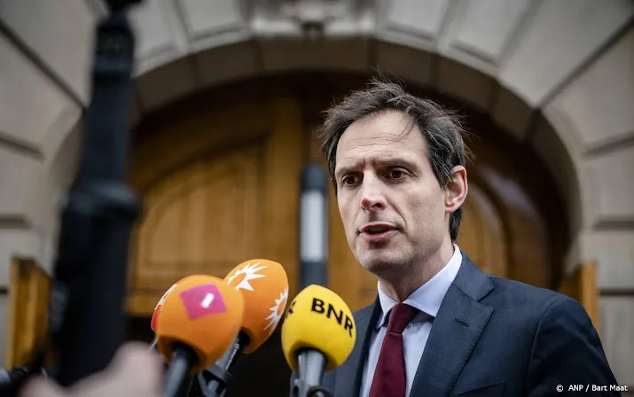 hoekstra ambassadeur blijft in moskou