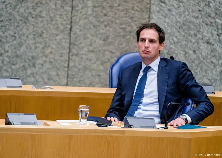 hoekstra houdt vol blauwe envelop vanaf 1 juli op de mat