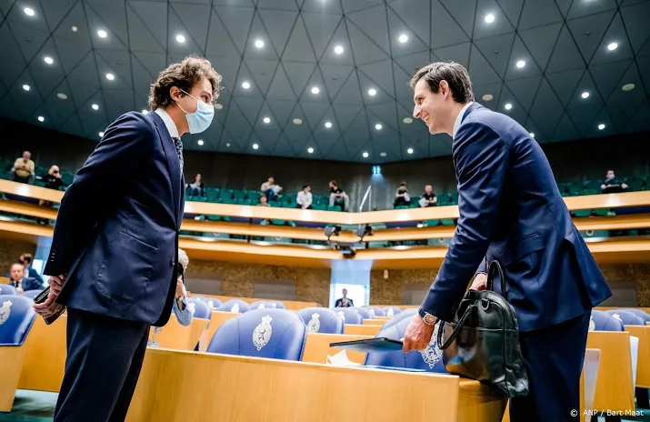 hoekstra linkse partijen samen in betonnen zwemvest