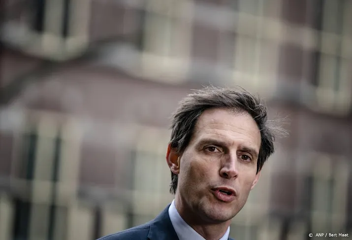 hoekstra nederland zal aandringen op meer sancties tegen rusland