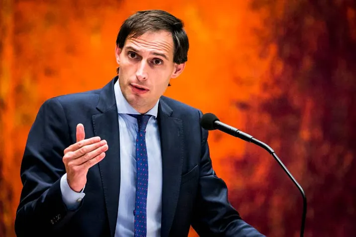 hoekstra stap brussel tegen rome belangrijk