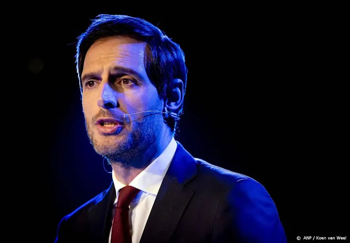 hoekstra sturen reddingsteam en geld meest effectief na bevingen