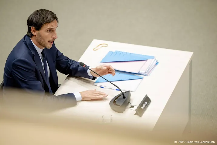hoekstra tenenkrommend dat overheid versterking niet aankon