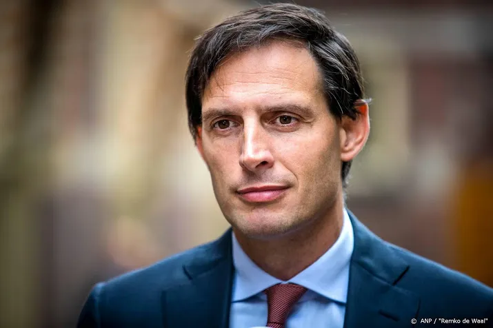 hoekstra vindt lekken miljoenennota ongemakkelijk