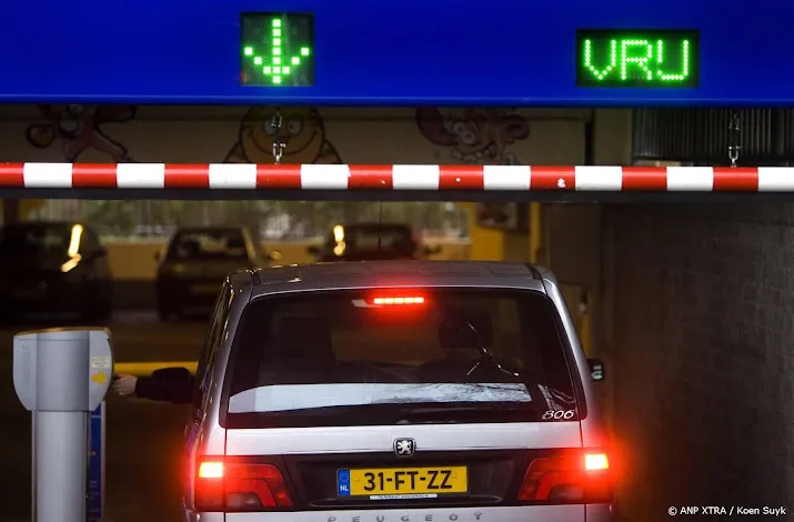 hoge ambtenaar ontslagen na bestellen 152 parkeerkaarten