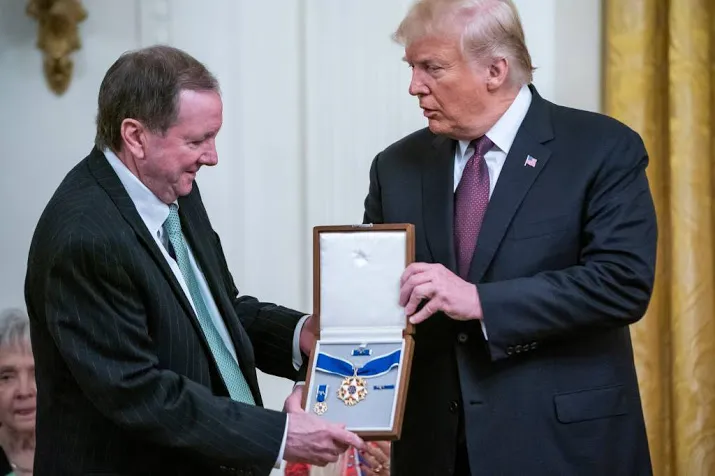 hoge onderscheiding trump voor elvis presley