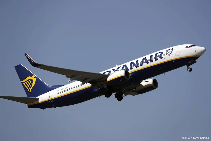 hogere prijzen en kerstvluchten helpen ryanair aan meer winst