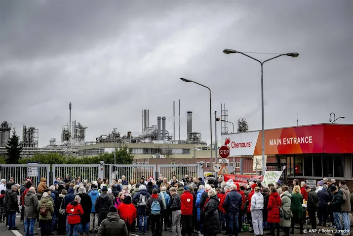 honderden deelnemers aan protestmars in dordrecht tegen chemours