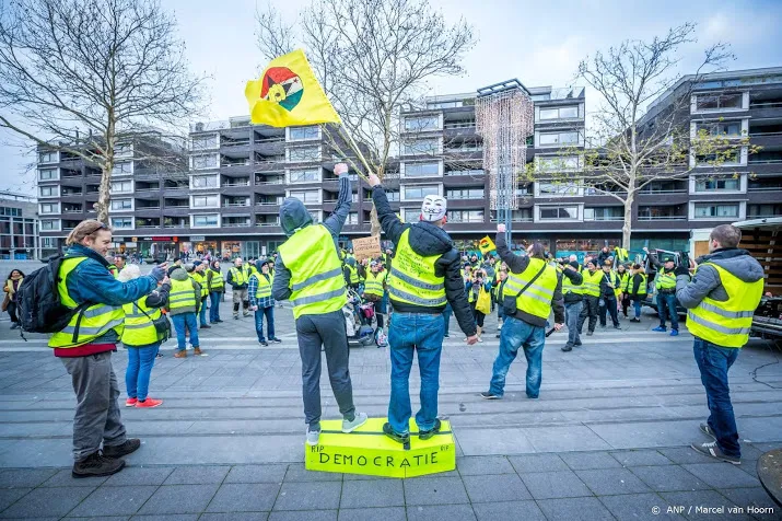 honderden gele hesjes bij demo maastricht