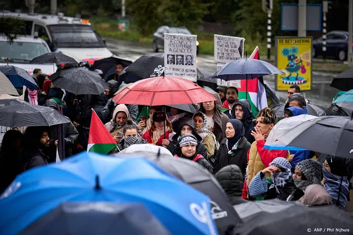 honderden in den haag lopen mars voor palestijnen