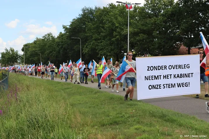 honderden in protestmars tegen opvang asielzoekers in albergen