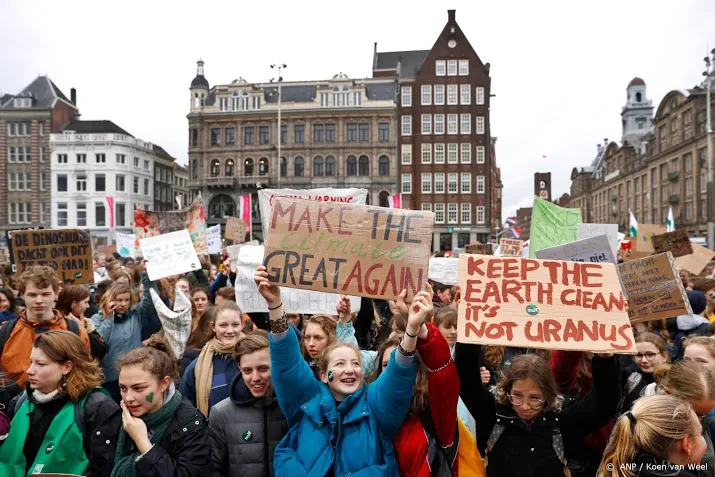 honderden klimaatspijbelaars op de been
