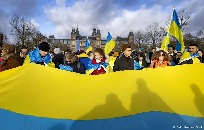 honderden mensen bij protestmars in amsterdam om oorlog oekraine