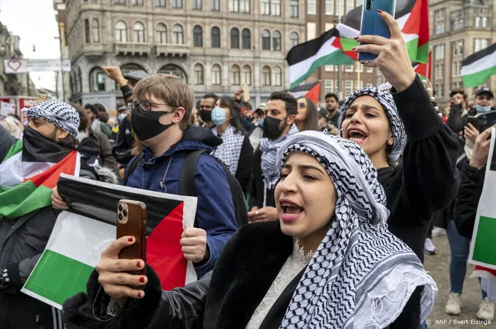 honderden mensen op dam voor pro palestina demonstratie