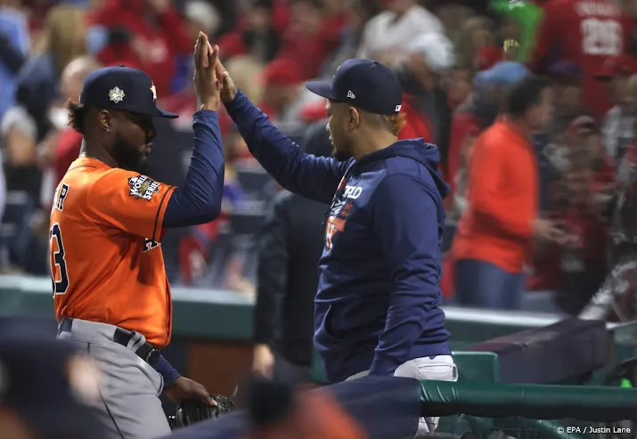 honkballers astros pijnigen phillies in vierde duel world series