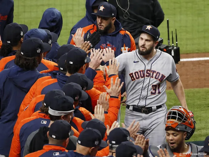 honkballers astros winnen van braves en verlengen world series