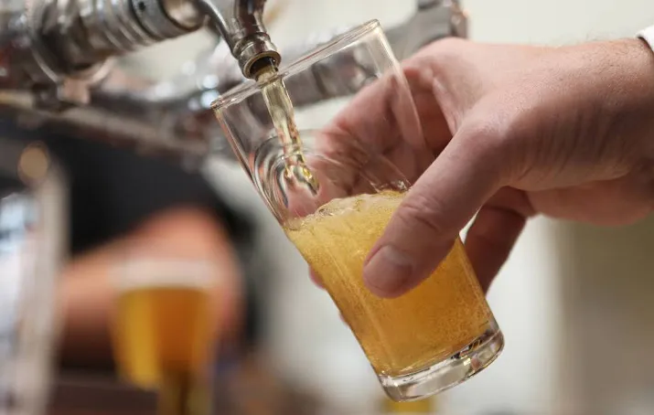hoogopgeleiden houden van een borrel