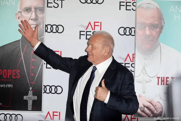 hopkins betuigt eer aan chadwick boseman na winnen oscar