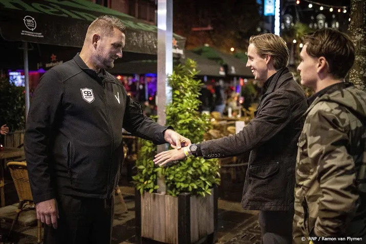 horeca polsbandje werkt maar coronapasverplichting is onnodig
