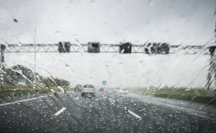houd rekening met gladheid door regen