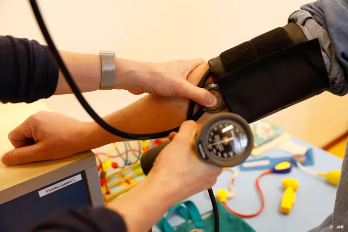 huisartsenpost wint tijd door patient zelf aan werk te zetten
