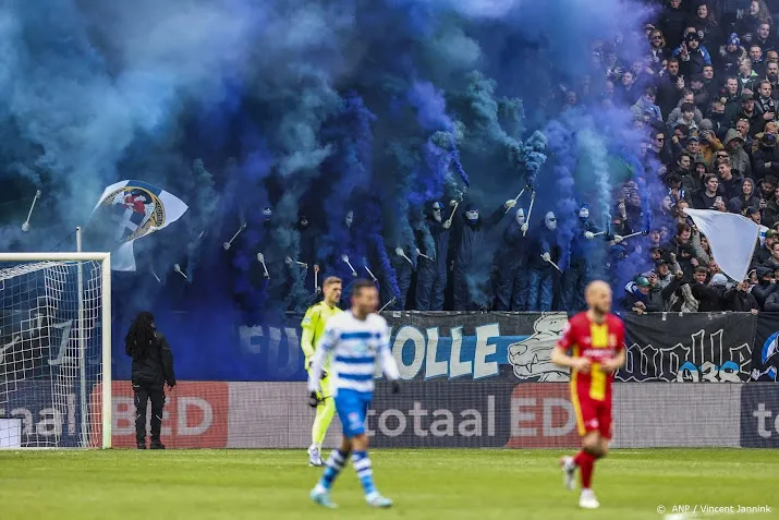 ijsselderby ligt enkele minuten stil vanwege rookbommen