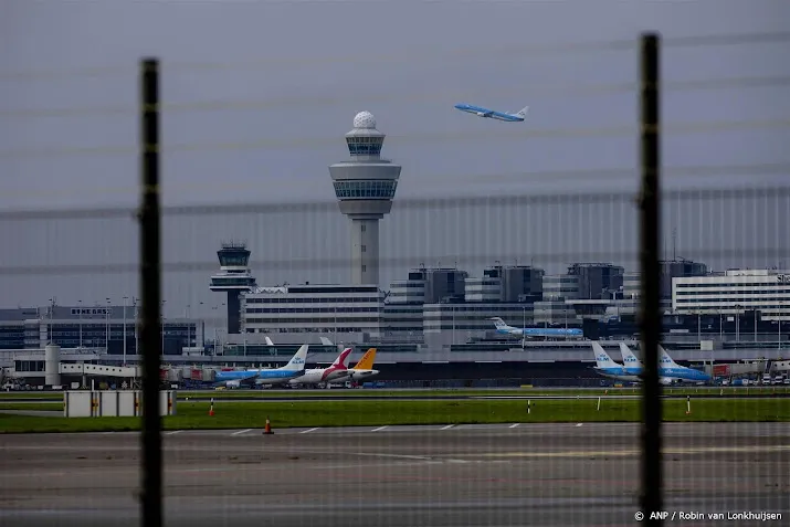 ilt vliegtuig op schiphol draait te vaak op vuile hulpmotor