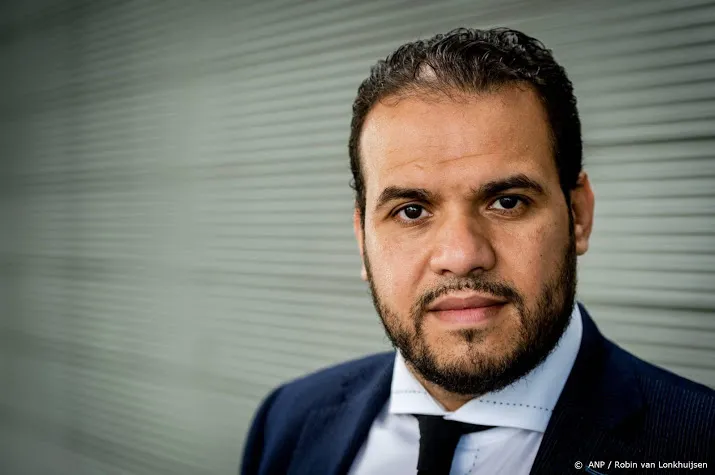 imam yassin elforkani vertrekt bij blauwe moskee in amsterdam