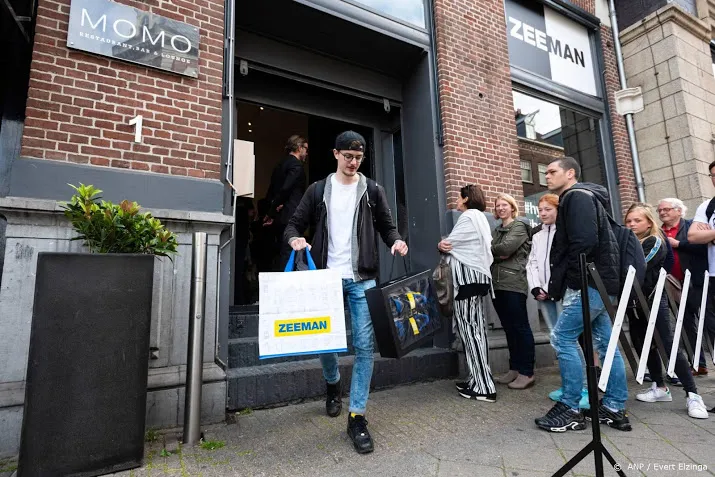 in de rij voor sneakers van zeeman