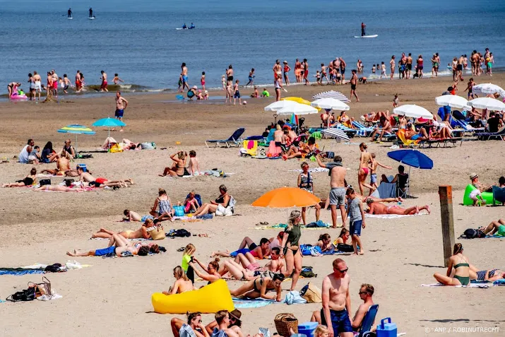 in een dag 2542 peuken van het strand gehaald