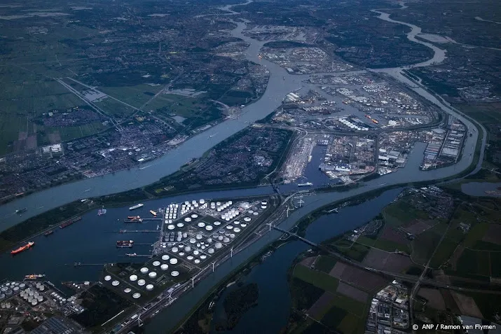 in een weekend zeventien uithalers opgepakt in rotterdamse haven