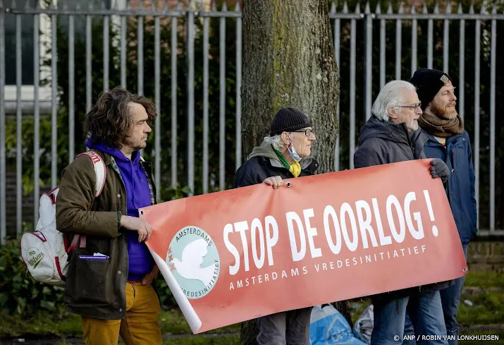 in veel steden bijeenkomsten tegen oorlog in oekraine