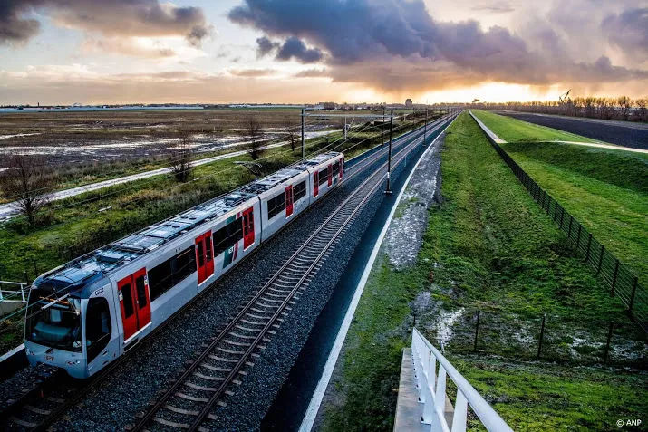 inchecken met barcode in rotterdamse metro