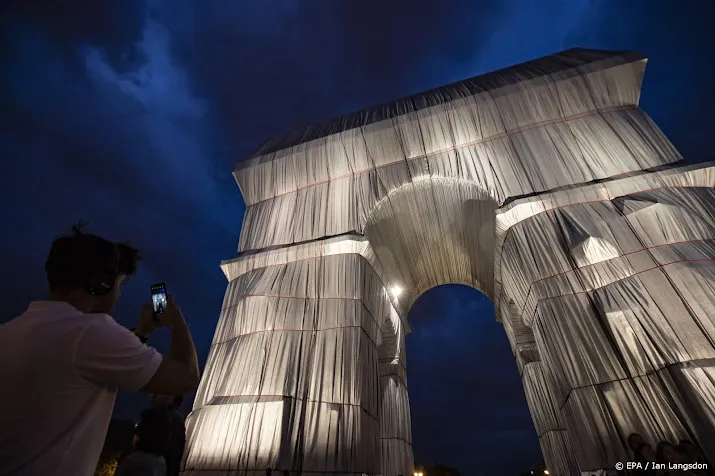 ingepakte arc de triomphe trekt 6 miljoen bezoekers
