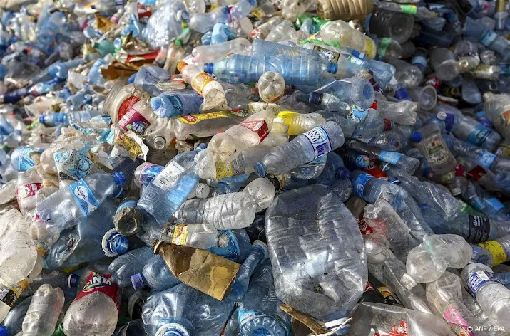 inspectie waarschuwt afvalfonds weer om trage inzameling petflessen