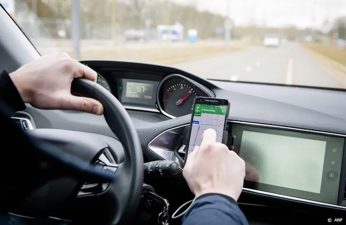 interpolis gebruik mobiele telefoon in verkeer neemt toe
