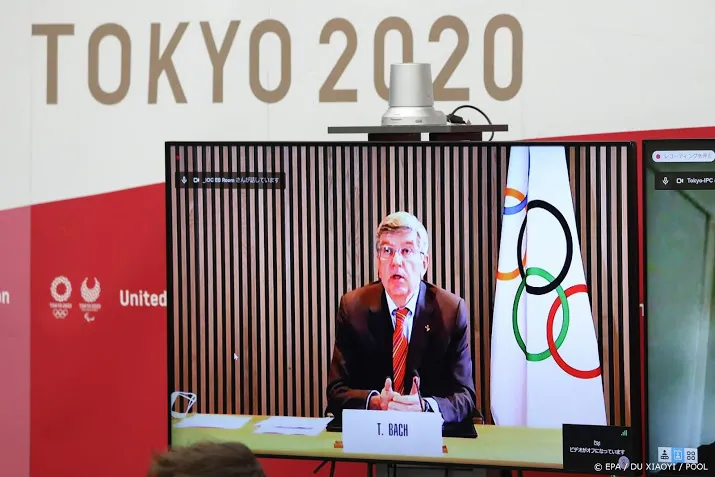 ioc voorzitter bach bij aankomst tokio drie dagen in quarantaine