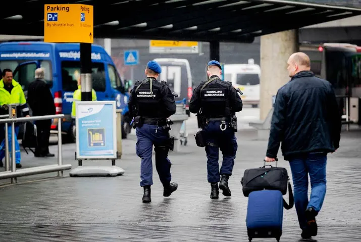 italianen aangehouden na overlast op vlucht