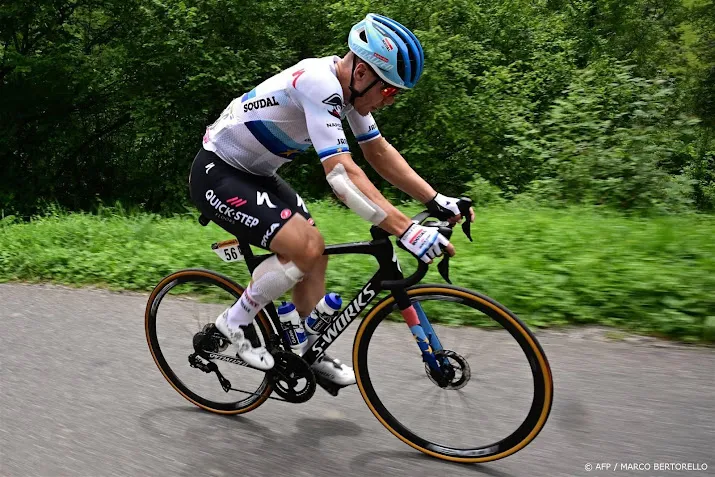 jakobsen moet ook in tweede pyreneeenrit tour zien te overleven