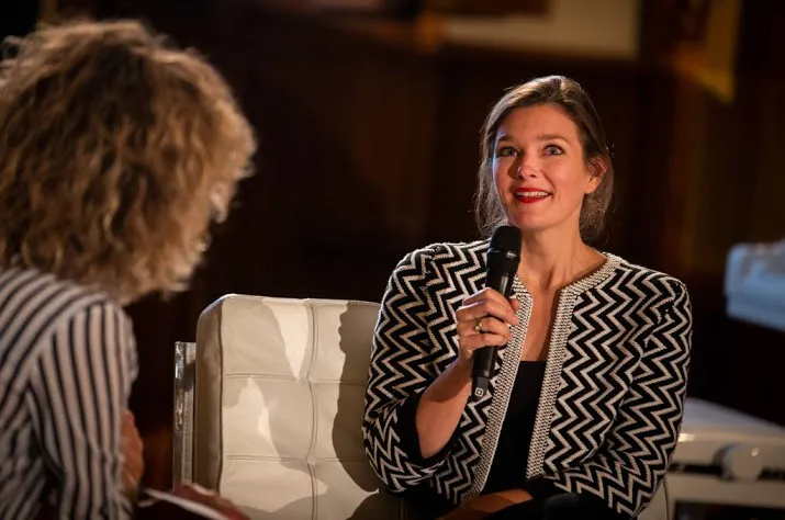 janine jansen neemt staatsprijs in ontvangst